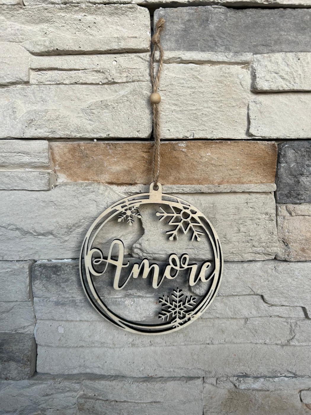 Ornamento natalizio in legno traforato con scritta Amore e fiocchi di neve, tagliato a laser