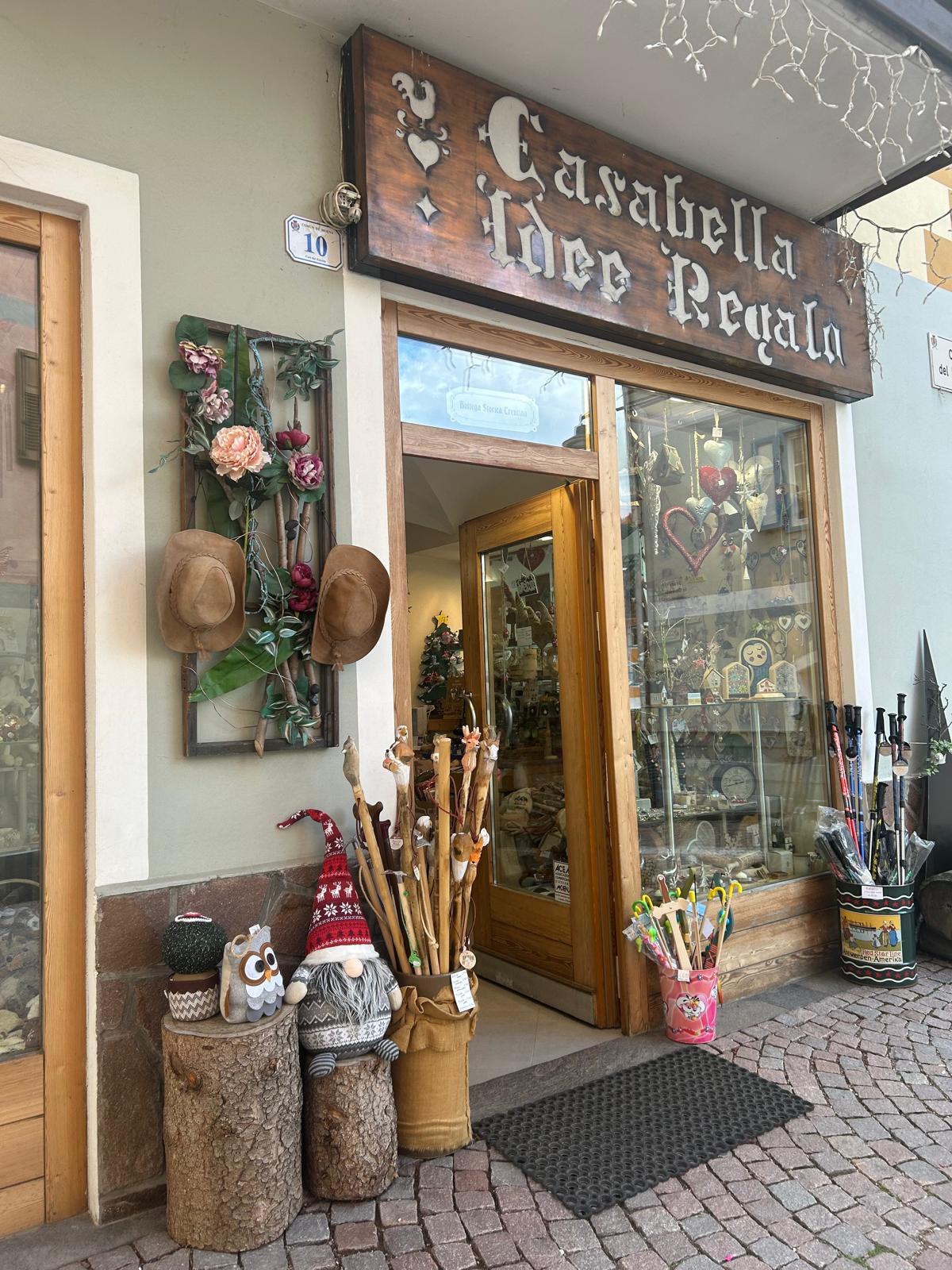 L'ingresso di Casabella con le decorazioni in legno